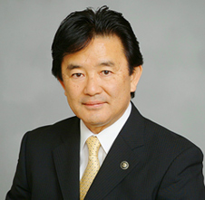 冲绳国际电影节实行委员会　副会长　伊波 洋一
